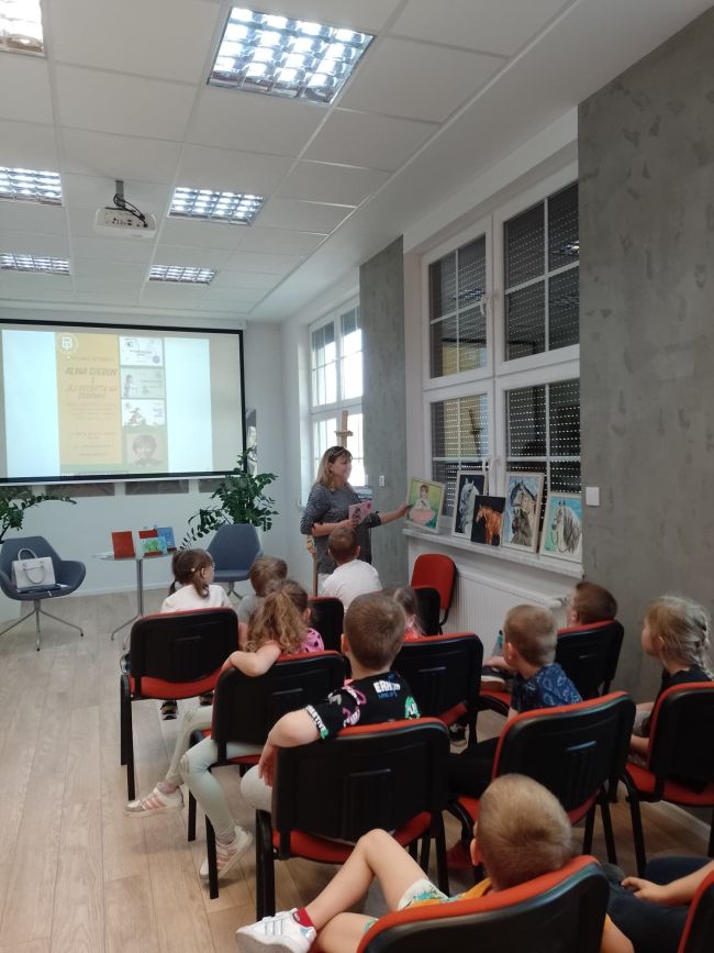 Na zdjęciu: autorka z dziećmi