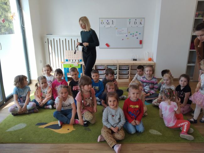 Na zdjęciu dzieci z przedszkola z opiekunem podczas zajęć