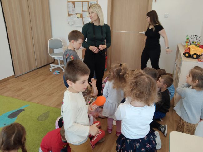 Na zdjęciu dzieci z przedszkola z opiekunkami podczas zajęć