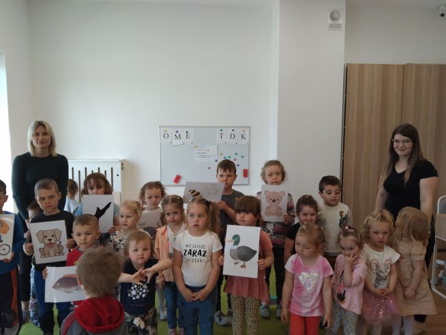 Na zdjęciu dzieci z przedszkola z opiekunkami podczas zajęć
