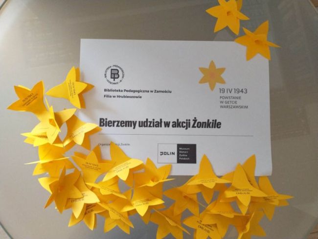papierowe żonkile i napis”Bierzemy udział w akcji Żonkile”