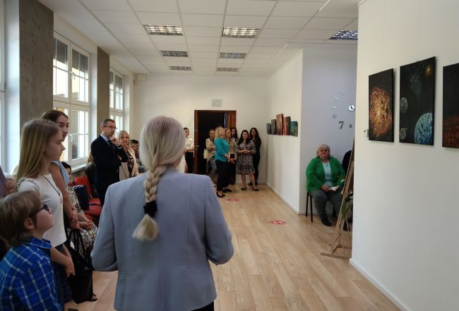 na zdjęciu autorka wystawy i uczestnicy wernisażu