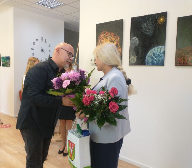 na zdjęciu autorka wystawy i osoba biorąca udział w wernisażu