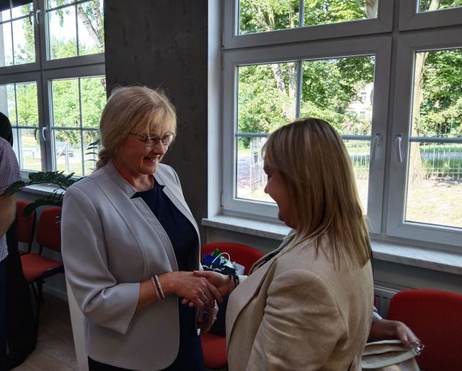 na zdjęciu autorka wystawy i osoba biorąca udział w wernisażu