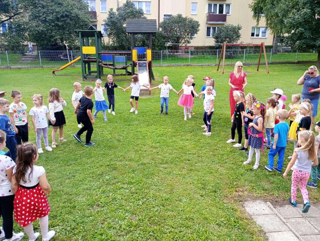 zabawa przedszkolaków w kółku