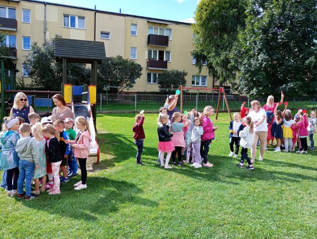 grupa dzieci z zieloną kropką