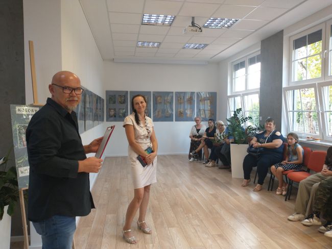bibliotekarz z autorką wystawy
