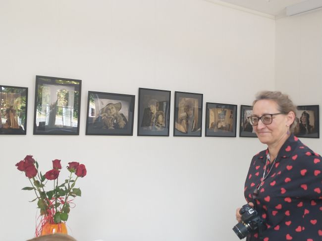 Agnieszka Bydlińska na tle wystawy