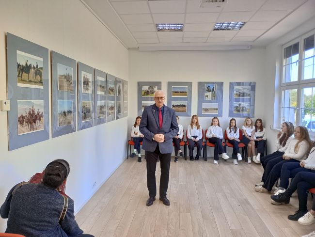 na zdjęciu: autor wystawy 