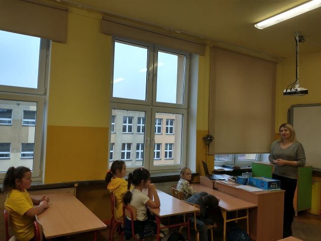 na zdjęciu prowadząca zajęcia i uczniowie