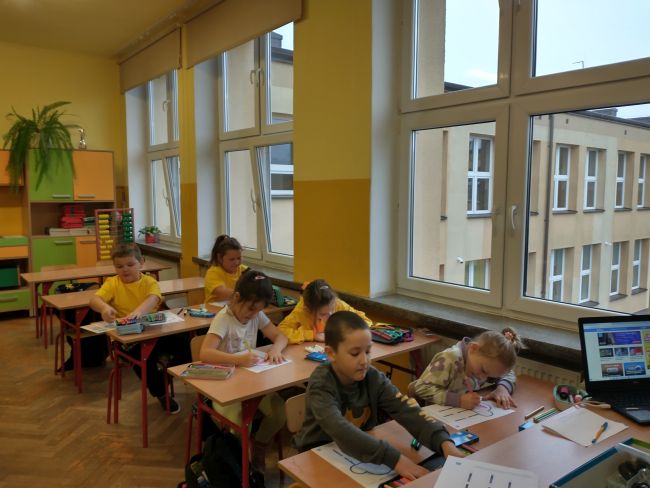 na zdjęciu uczniowie