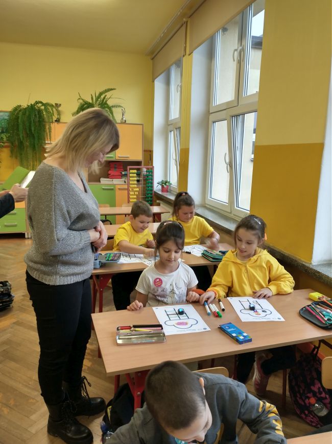 na zdjęciu prowadząca zajęcia i uczniowie