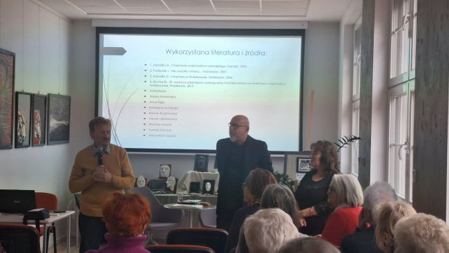 na zdjęciu prowadząca spotkanie i uczestnicy spotkania