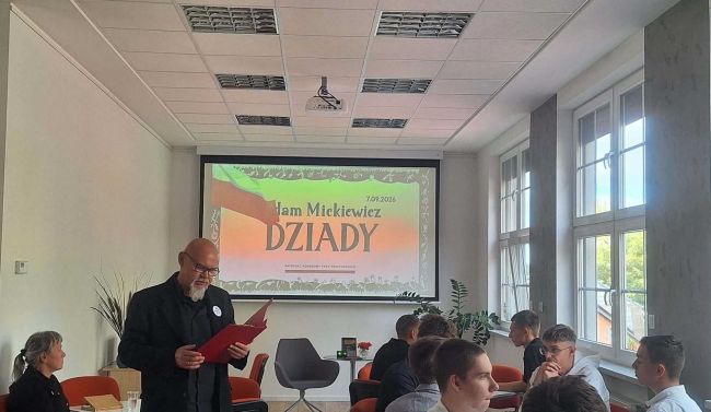 na zdjęciu prowadzący spotkanie