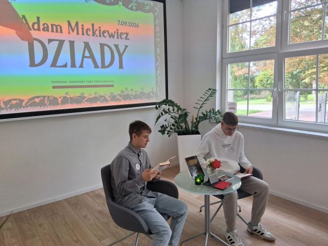 na zdjęciu uczestnicy czytają „Dziady” Adama Mickiewicza
