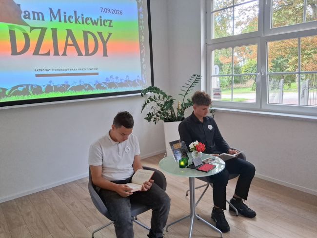 na zdjęciu uczestnicy czytają „Dziady” Adama Mickiewicza
