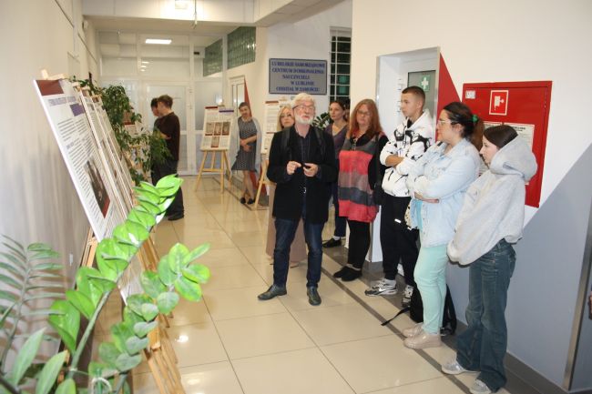 Dr hab. Andrzej Trzciński omawia wystawę