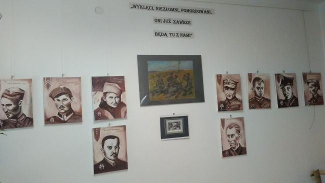 Na zdjęciu portrety przedstawiające sylwetki Żołnierzy Wyklętych, w górnej części zdjęcia tytuł wystawy