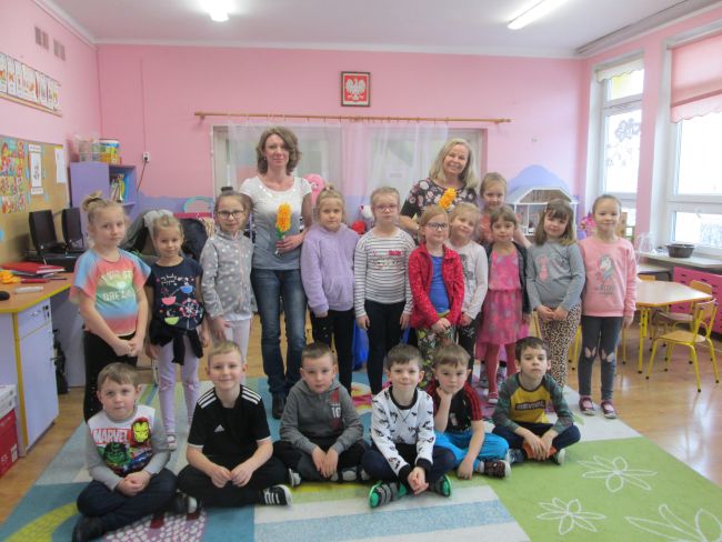 Zdjęcie zbiorowe grupy przedszkolaków wraz z nauczycielami bibliotekarzami prowadzącymi zajęcia.