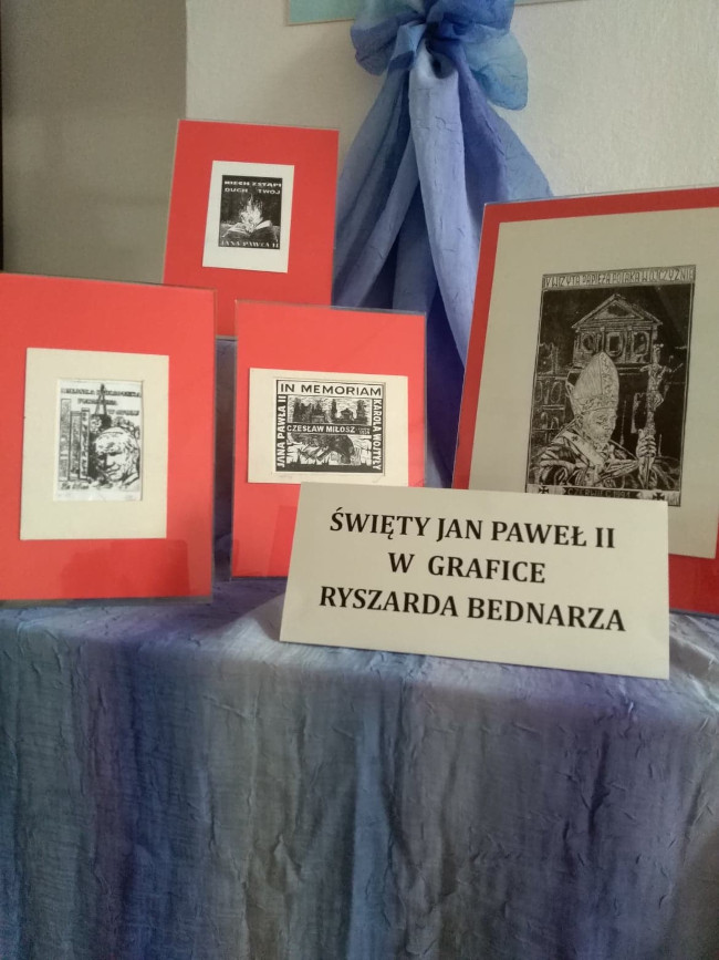 Na zdjęciu grafiki autorstwa tomaszowskiego artysty, malarza i grafika Ryszarda Bednarza związane z osobą  Papieża Jana Pawła II.