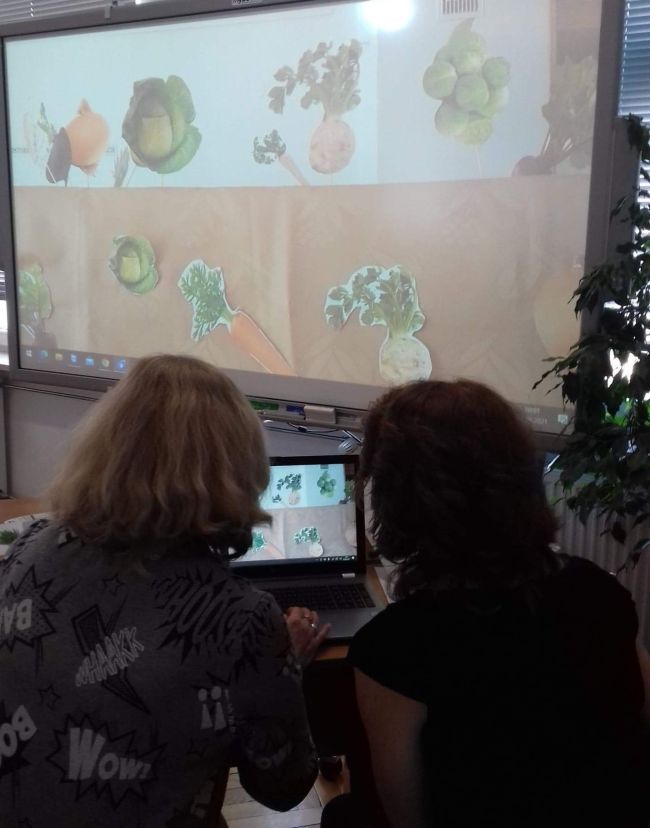  Nauczyciele bibliotekarze prowadzący zajęcia on-line oraz tablica interaktywna z prezentacją teatrzyku kukiełkowego.