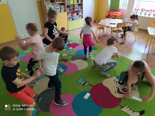 Dzieci uczestniczące w zabawie ruchowej
