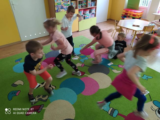 Dzieci uczestniczące w zabawie ruchowej