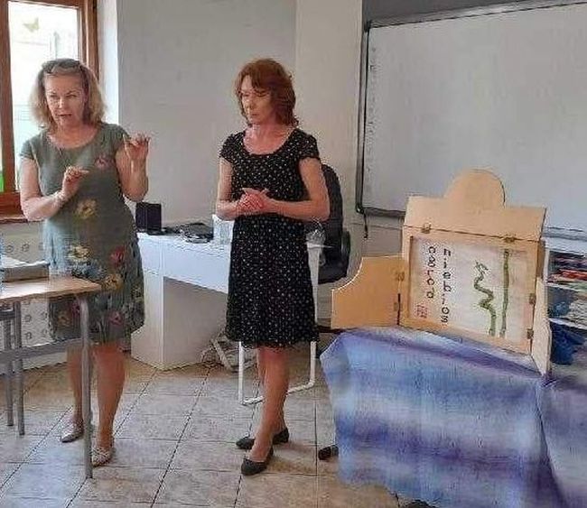 Dwie nauczycielki bibliotekarki prowadzą zajęcia. 