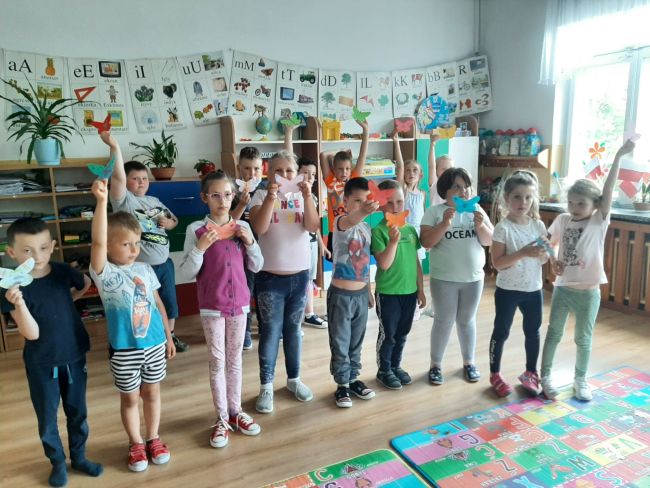 Uczniowie prezentują wykonane przez siebie prace plastyczne