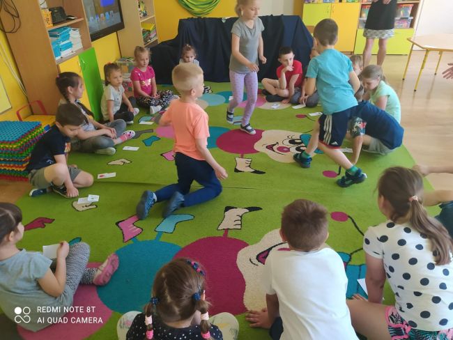 Przedszkolaki podczas zabawy ruchowej