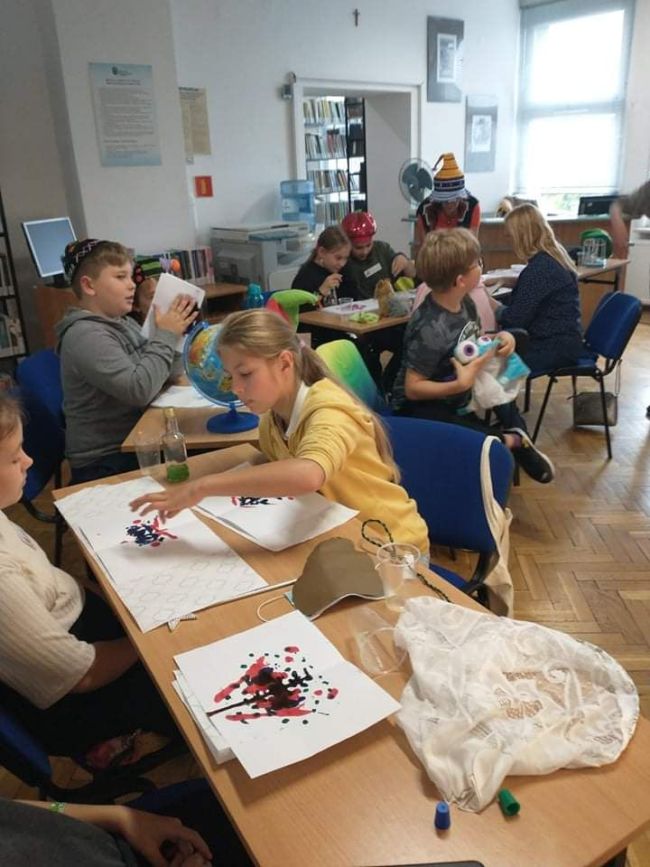 Zdjęcie zbiorowe na zakończenie zajęć. Na zdjęciu widoczni nauczyciele oraz wszyscy uczniowie, trzymający w rękach dyplomy. 