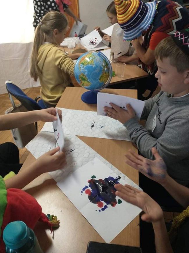 Uczniowie wykonują  pracę plastyczną z wykorzystaniem kolorowych tuszów (kleksy)
