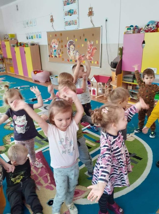 Przedszkolaki naśladują ruchy i głos wiatru.