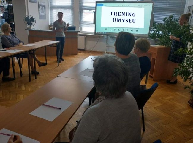 Na tablicy interaktywnej wyświetlony jest temat zajęć 