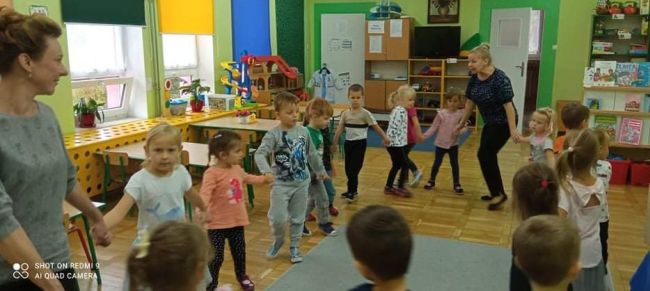 image Sala przedszkolna. Nauczyciele bibliotekarze z przedszkolakami na pamiątkowym zdjęciu.
