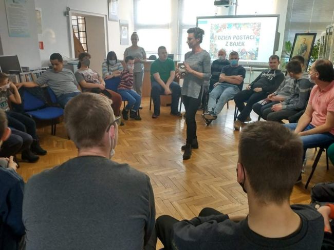 Uczniowie oraz opiekunowie siedzą w kręgu, na krzesłach. Nauczyciele bibliotekarze prowadza
zajęcia.