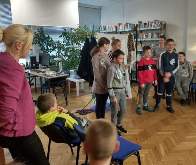 Kolaż dwóch zdjęć, na krórych prowadząca wcieliła się w postać pana Hilarego z wiersza “Okulary”