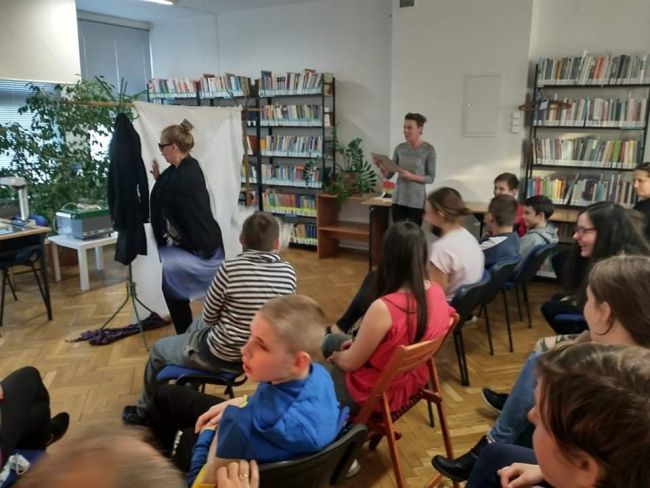 Uczniowie biorą udział w zabawie ruchowej do wiersza “Rzepka”