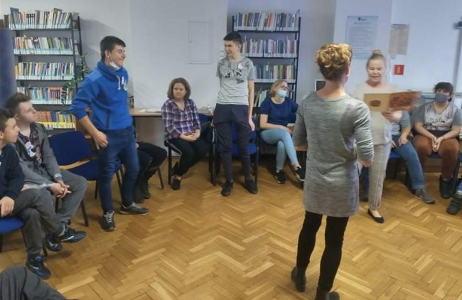 Uczniowie biorą udział w zabawie ruchowej do wiersza “Rzepka”