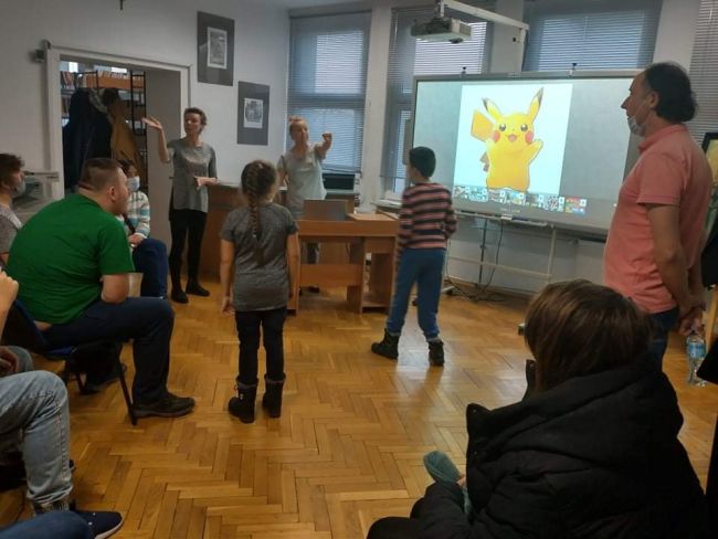 Uczniowie biorą udział w zabawie ruchowej do wiersza “Rzepka”. 
