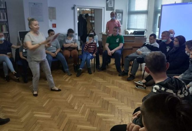 Uczniowie biorą udział w zabawie ruchowej do wiersza “Rzepka”.