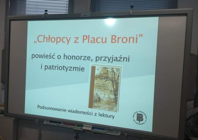 Na tablicy interaktywnej, wyświetlona jest prezentacja “Chłopcy z Placu Broni – powieść o honorze, przyjaźni I patriotyzmie”