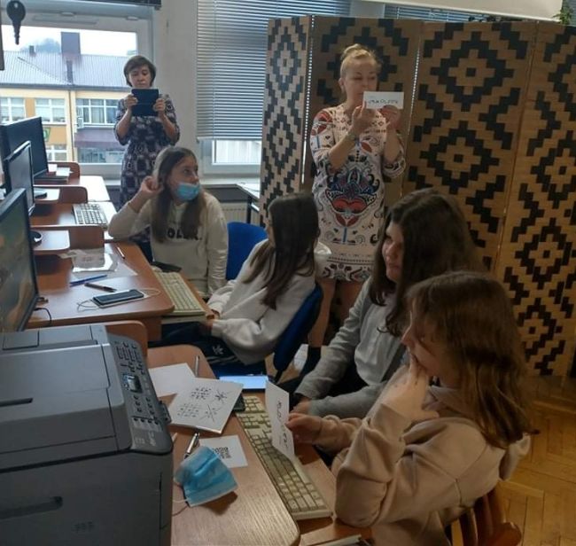 Uczniowie pracują przy komputerach