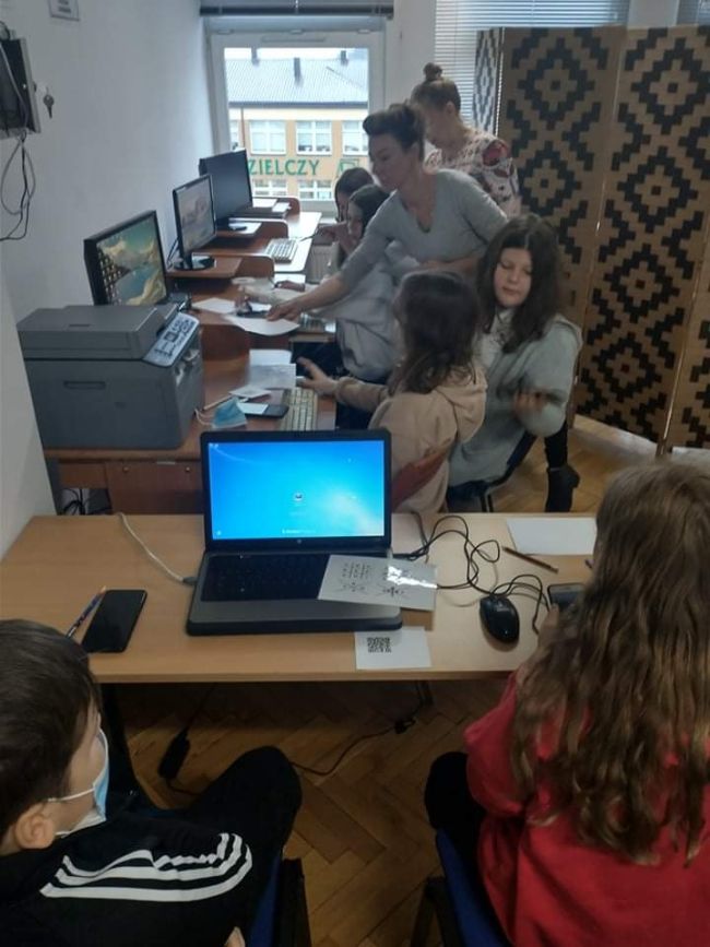 Uczniowie pracują przy komputerach, inne ujęcie.