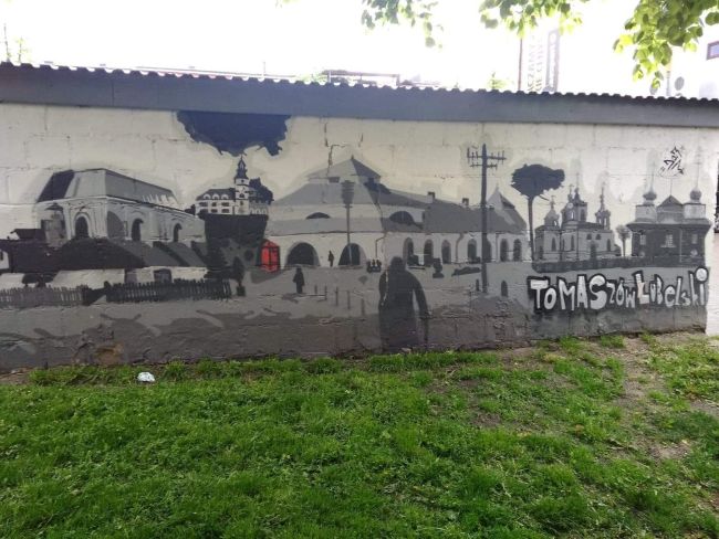Zdjęcie muralu przedstawiającego przedwojenną Synagogę