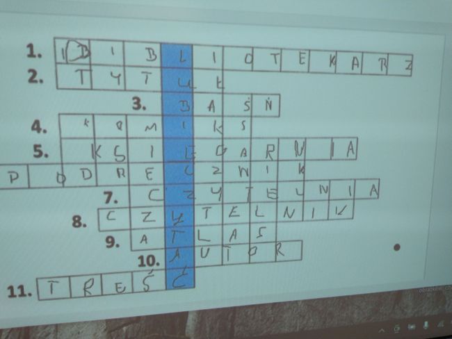 Rozwiązana krzyżówka na interaktywnej tablicy Google Jamboard
