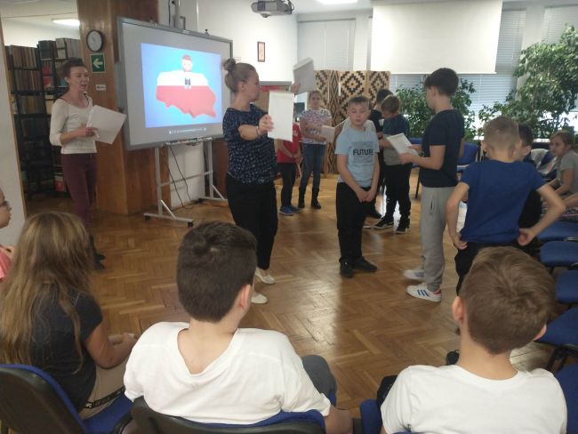 Na zdjęciu  nauczyciele bibliotekarzz i uczniowie w trakcie zajęć edukacyjnych