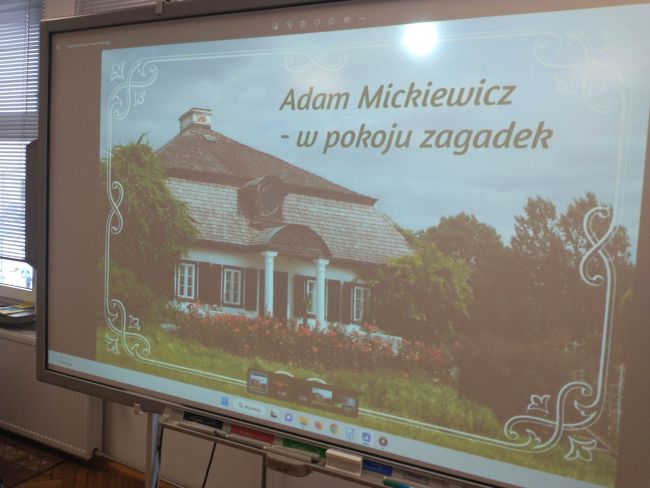 Na zdjęciu tablica interaktywna z wyświetlonym tytułem zajęć