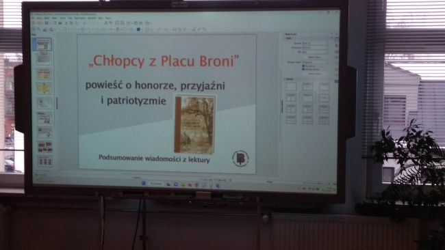 Na zdjęciu widoczna tablica interaktywna z wyświetlonym tytułem zajęć
