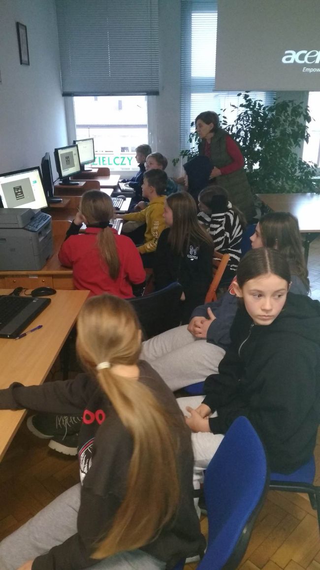 Uczniowie pracują przy komputerach